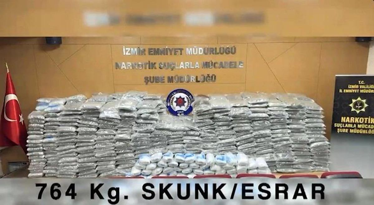 İzmir'de düzenlenen operasyonda 764 kilogram uyuşturucu madde ele geçirildi