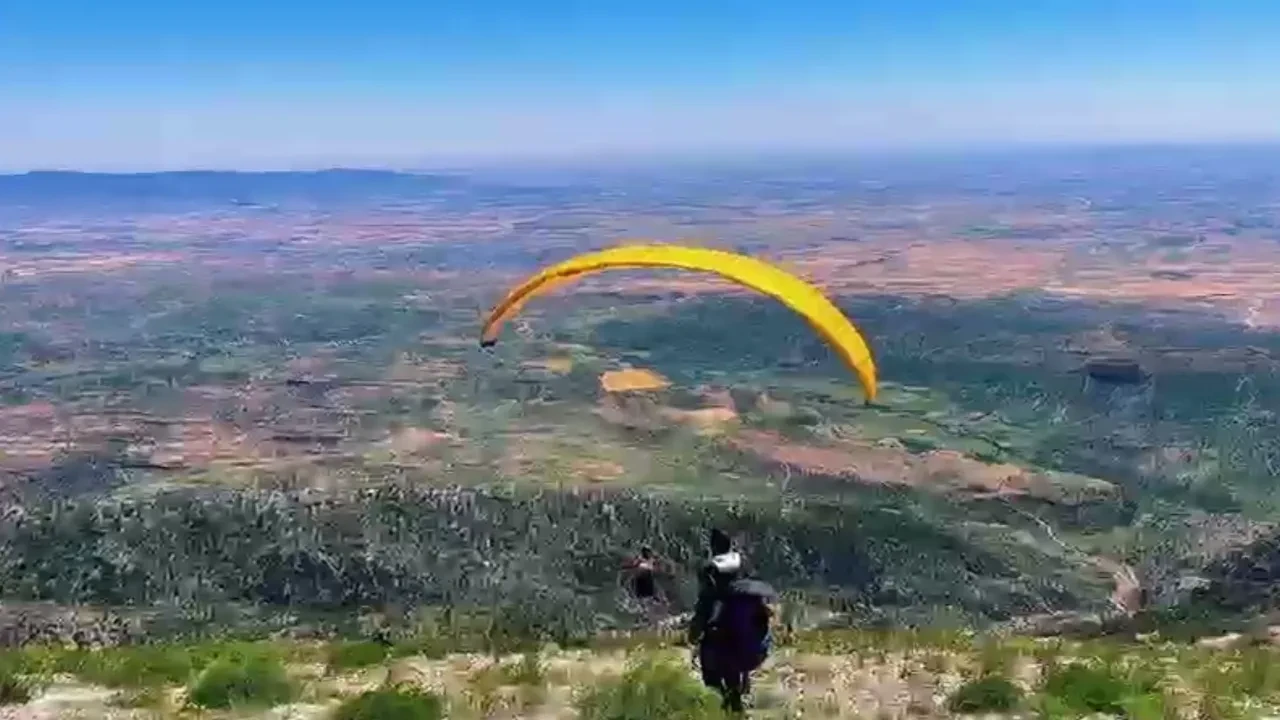 Cudi Dağı'nda adrenalin tutkunları mest oldu! Nefe kesen paraşüt gösterisi