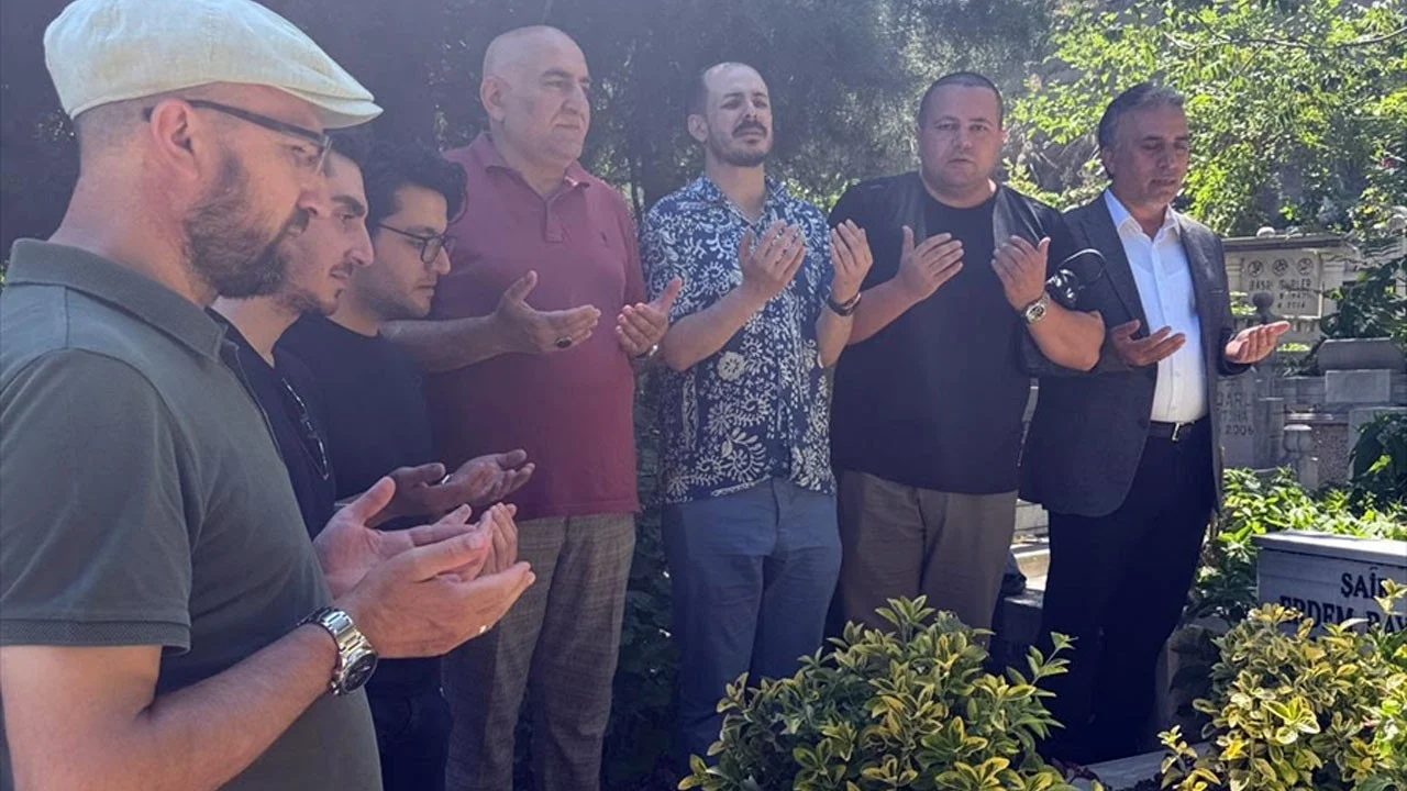 Yedi Güzel Adam’ın gür sesi Erdem Bayazıt kabri başında dualarla anıldı!