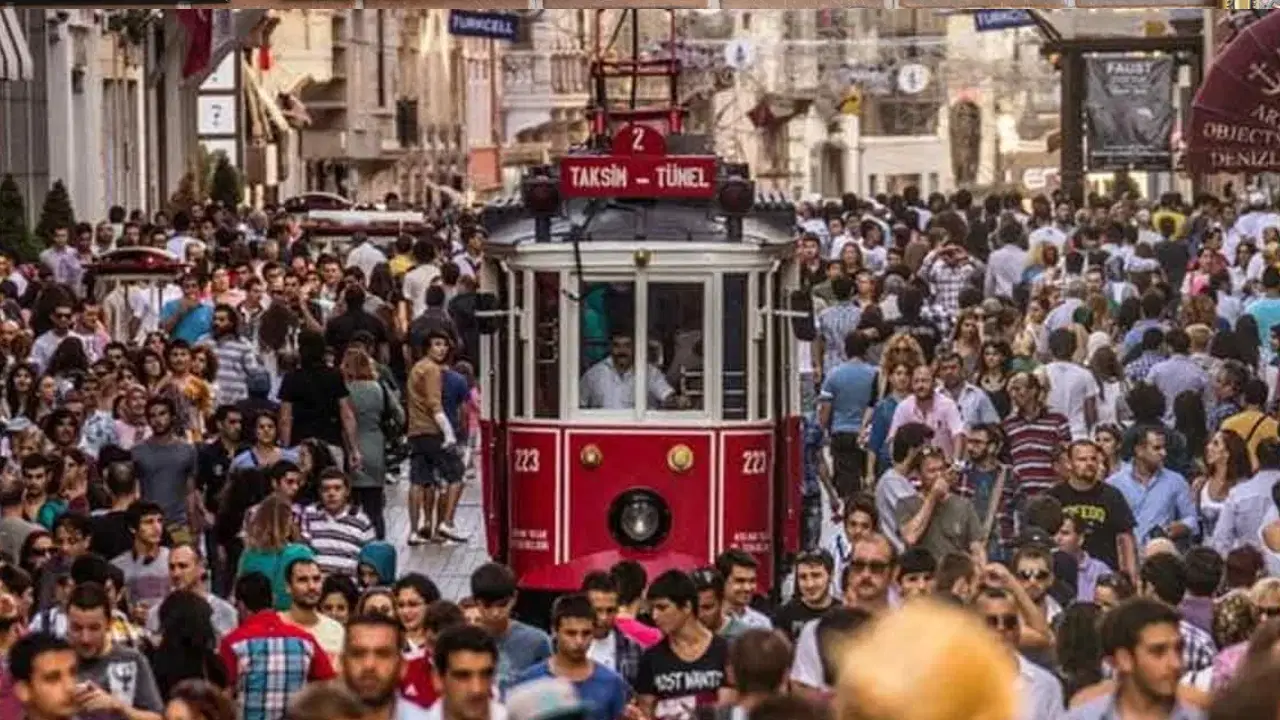 TÜİK'e göre Türk halkı en çok uykuya zaman ayırdı: Gazete ve dergi okuma oranı 10 yılda yüzde 39,4'ten yüzde 20,1'e düştü