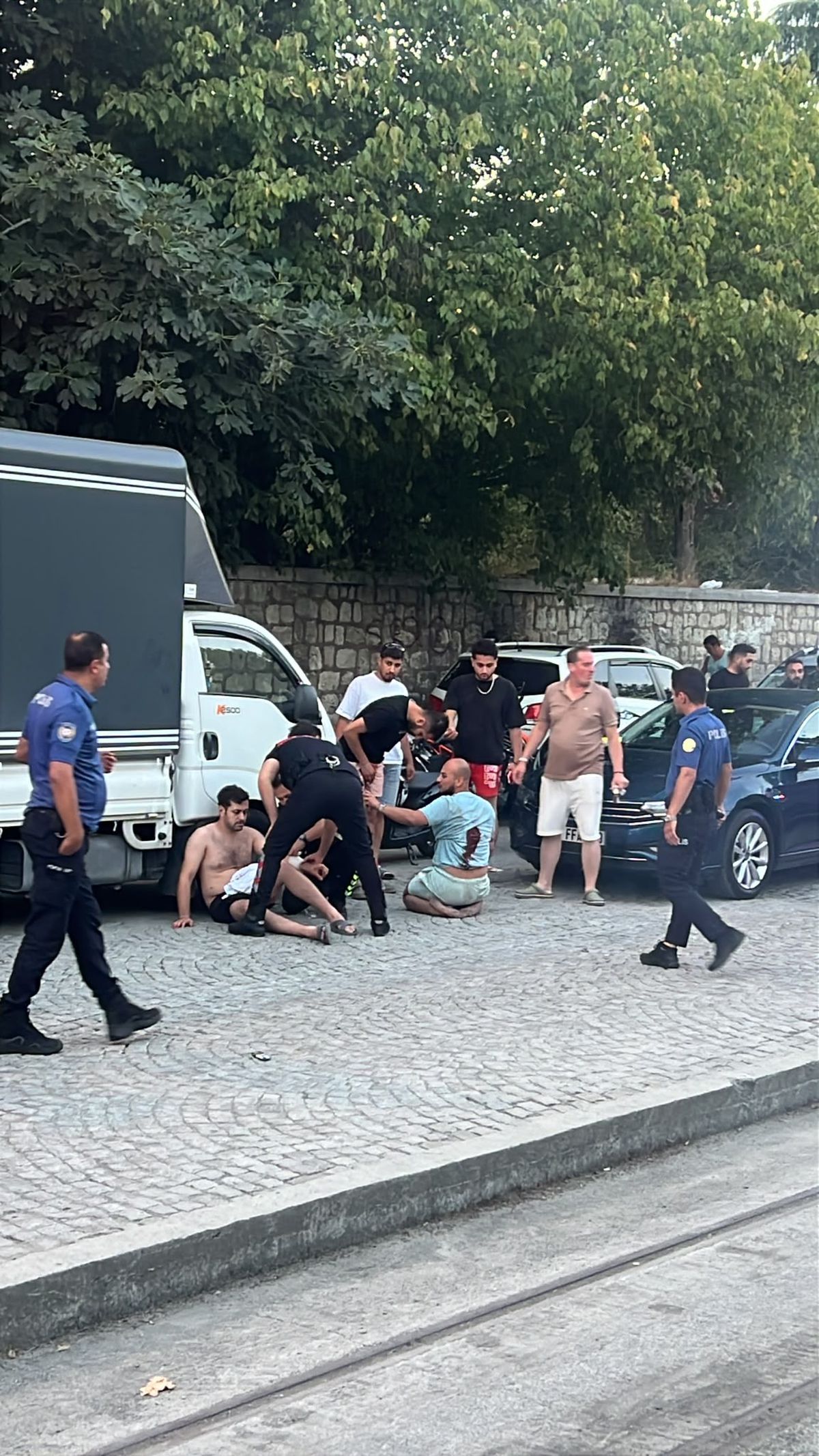 Kağıthane’de trafikte yol verme kavgasında 4 kişiyi bıçakladı; polis havaya ateş açtı
