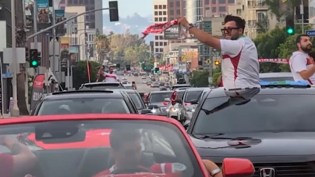 Los Angeles sokaklarında ay-yıldızlı Dünya Kupası konvoyu