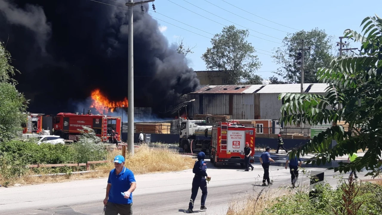 Kocaeli'de ambalaj fabrikasında yangın