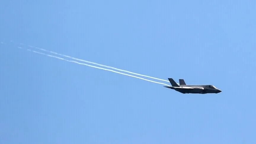 F-35 uçağının Beyaz Saray'a yakın bölgede bir süre havada beklediği anlar merak uyandırdı