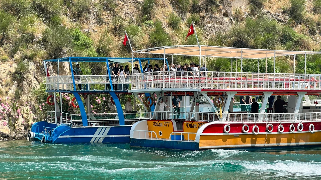 Şanlıurfa’da Birecik Baraj Gölü'nde arızalanan teknedeki 40 yolcuyu jandarma kurtardı