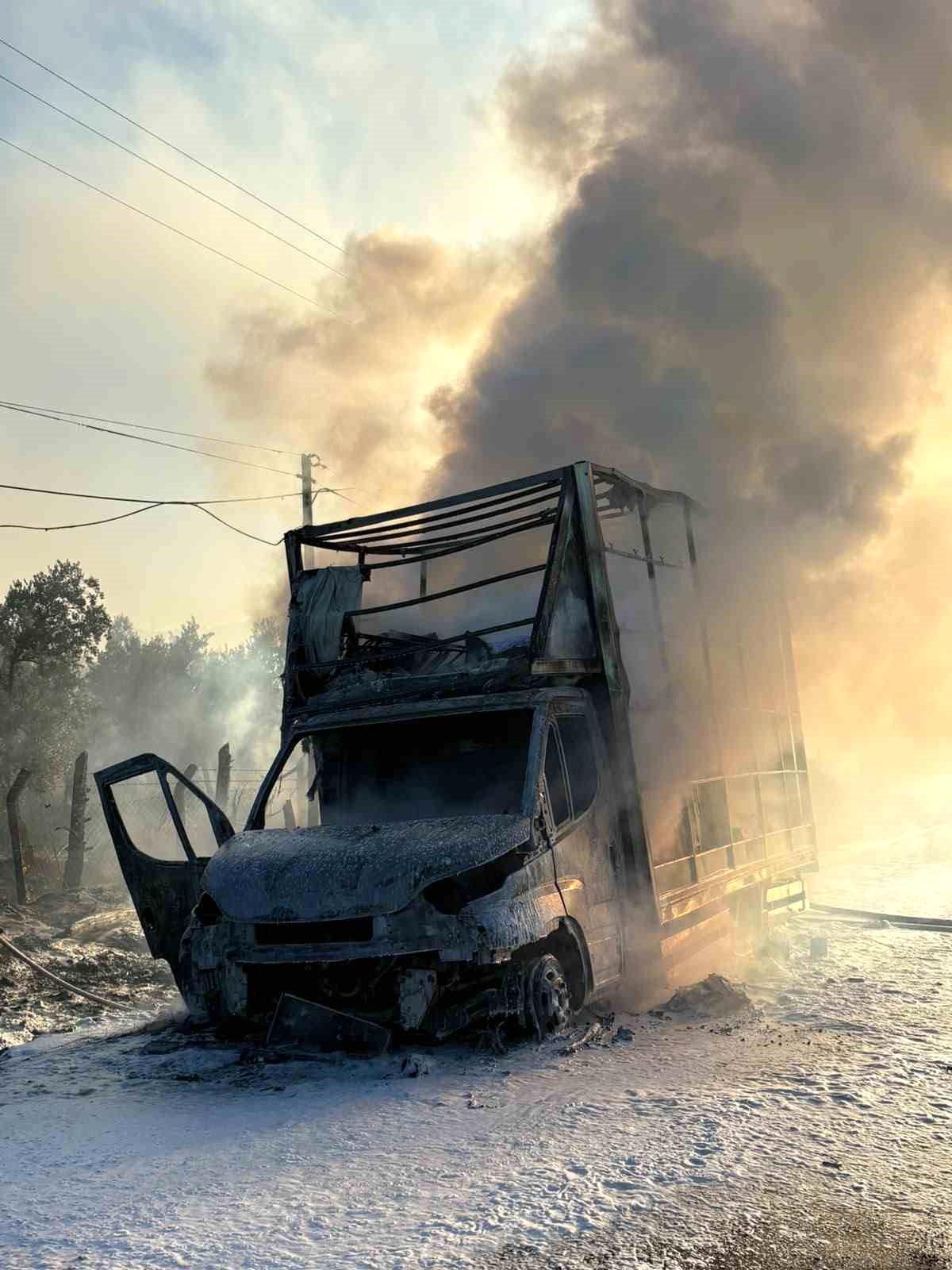Seyir halindeki kamyonet alevlere teslim oldu