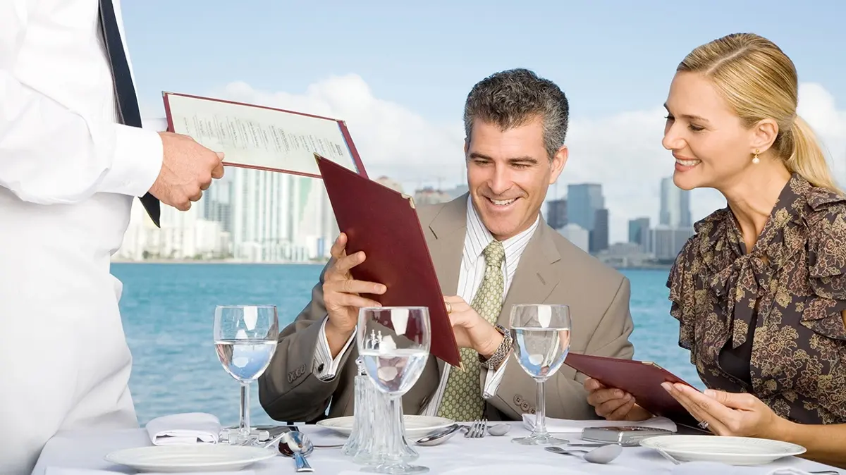Menüdeki küçük ayrıntıya dikkat! Restoranların en pahalı yemeği seçtirmek için kullandığı hile