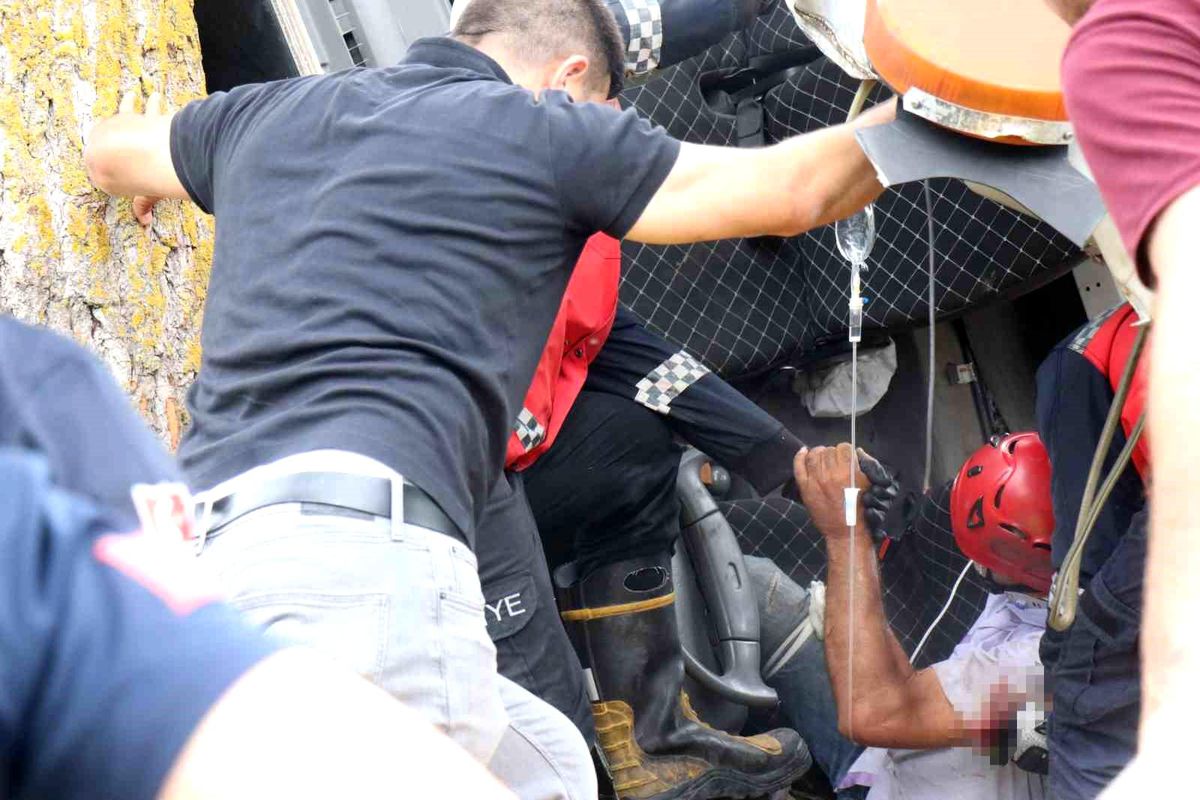Devrilen çekicide sıkışan sürücü için ekipler seferber oldu