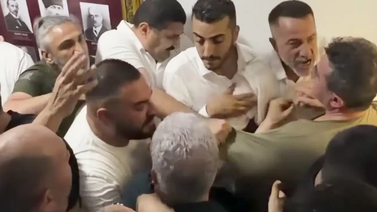 CHP İzmir'de 'mutlak butlan' şiddeti: İl başkanvekilini yumrukladılar