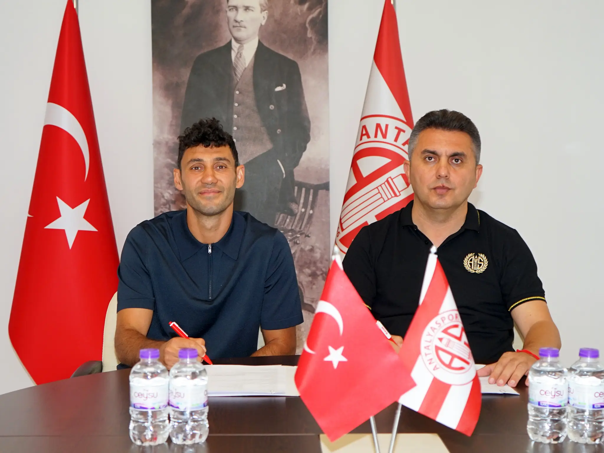 Antalyaspor, kaptanı Veysel Sarı'nın sözleşmesini uzattı