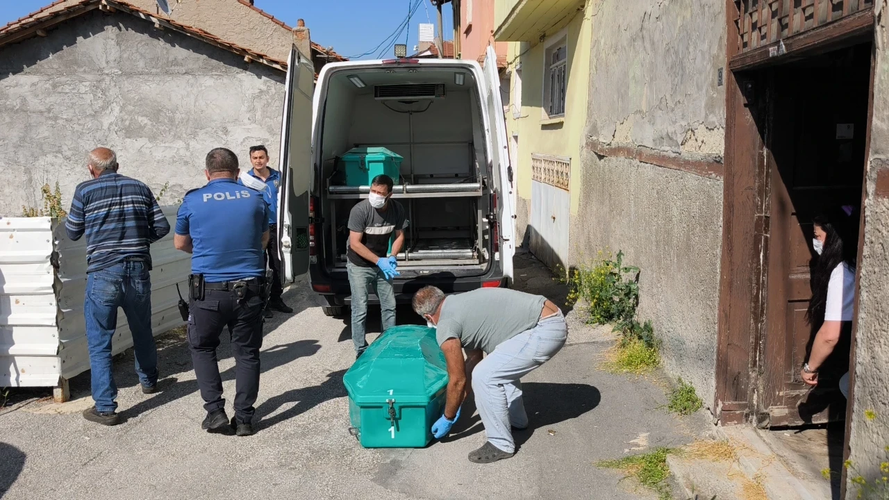 Annesinin cesediyle 15 gün yaşadı