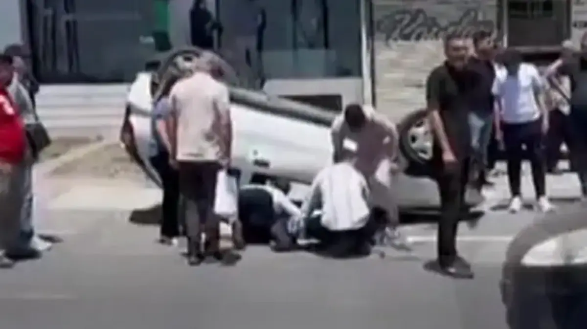 E-5'te yürekleri ağza getiren kaza! Araç direğe çarpıp yan yola uçtu