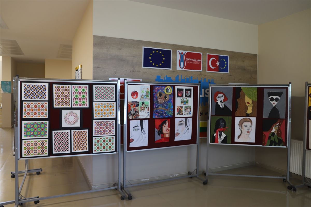 Gölbaşı'nda yıl sonu sergisi açıldı