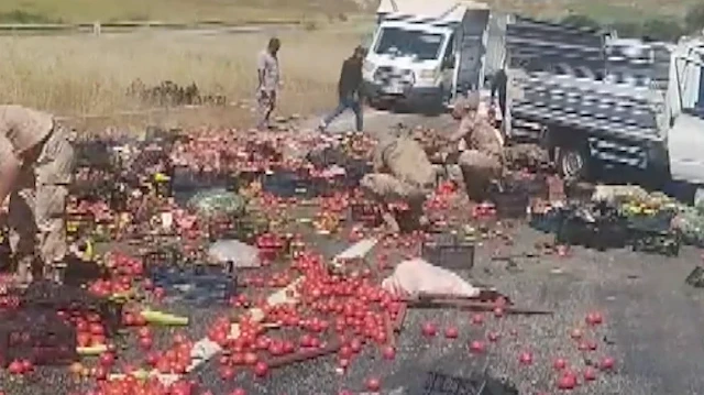 Lastiği patlayan kamyonetin yükü yola saçıldı: Dağılan malzemeleri jandarma topladı
