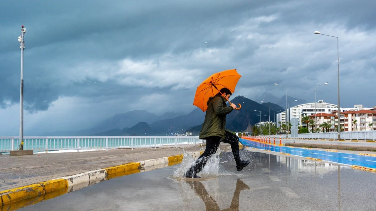 METEOROLOJİ'DEN KRİTİK UYARI: Cumartesi günü hava altüst olacak! Sağanak ve fırtına yolda