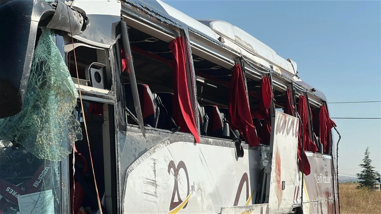 Kütahya'da can pazarı! Yolcu otobüsü bariyerlere çarpıp devrildi: Çok sayıda yaralı var