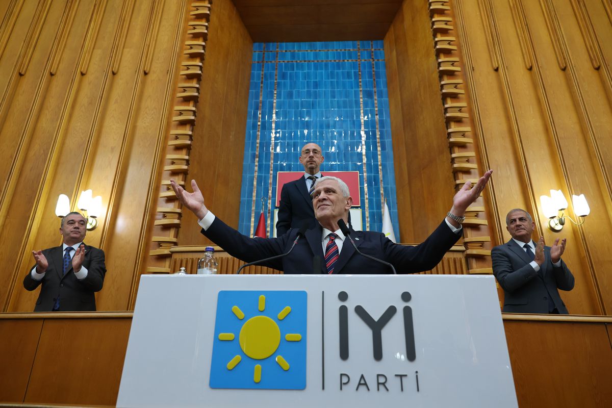 İYİ Parti Genel Başkanı Müsavat Dervişoğlu'ndan YENİ Parti Genel Başkanı Özgür Özel'e tebrik mesajı