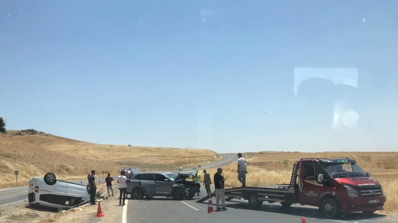 Diyarbakır’da feci kaza: Kafa kafaya çarpıştılar: 9 yaralı
