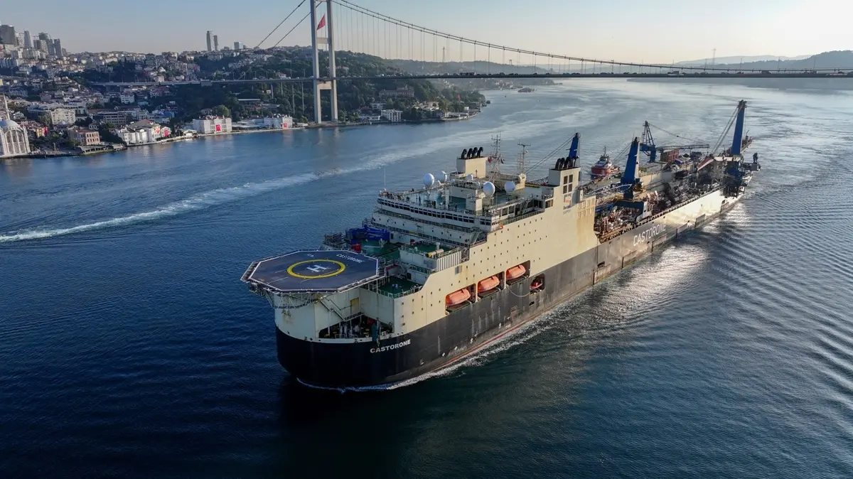İstanbul Boğazı'nda devasa görüntü! "CASTRONE" görenleri hayran bıraktı