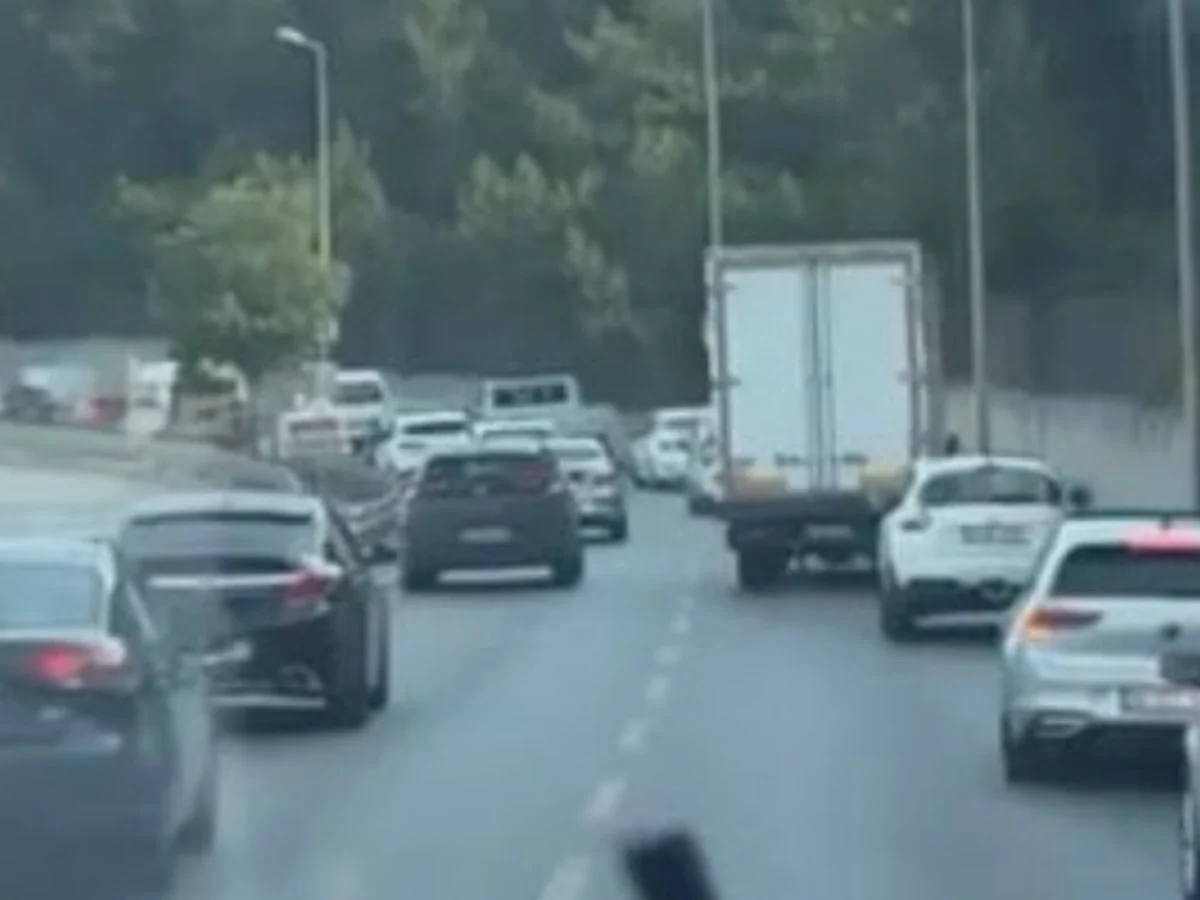 Ambulansa fermuar yöntemiyle yol açıldı