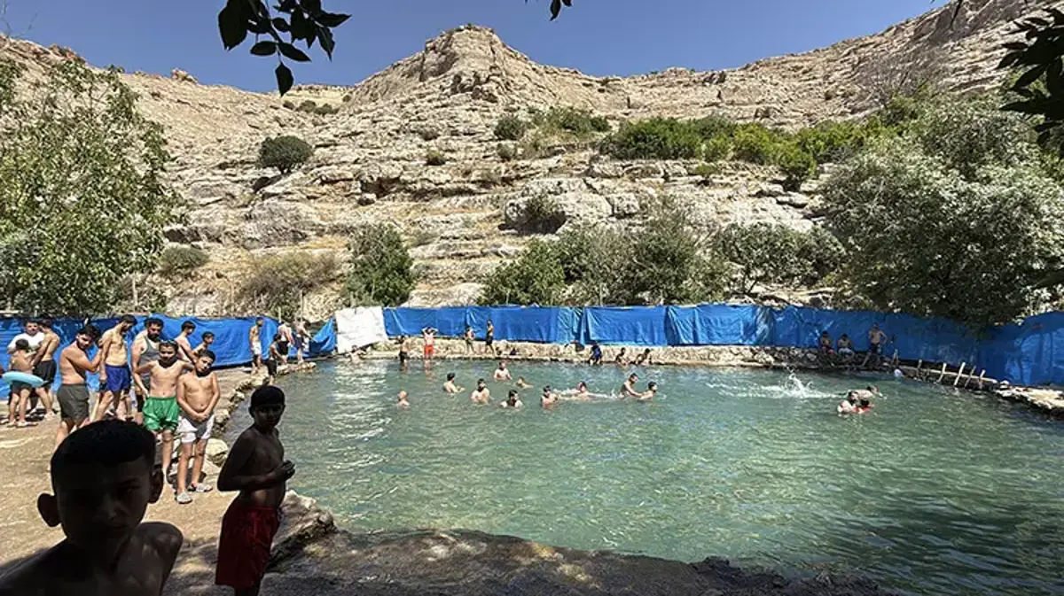 Mardin'de çöl sıcaklarına buz gibi çözüm: Giren bir daha sudan çıkmak istemiyor!