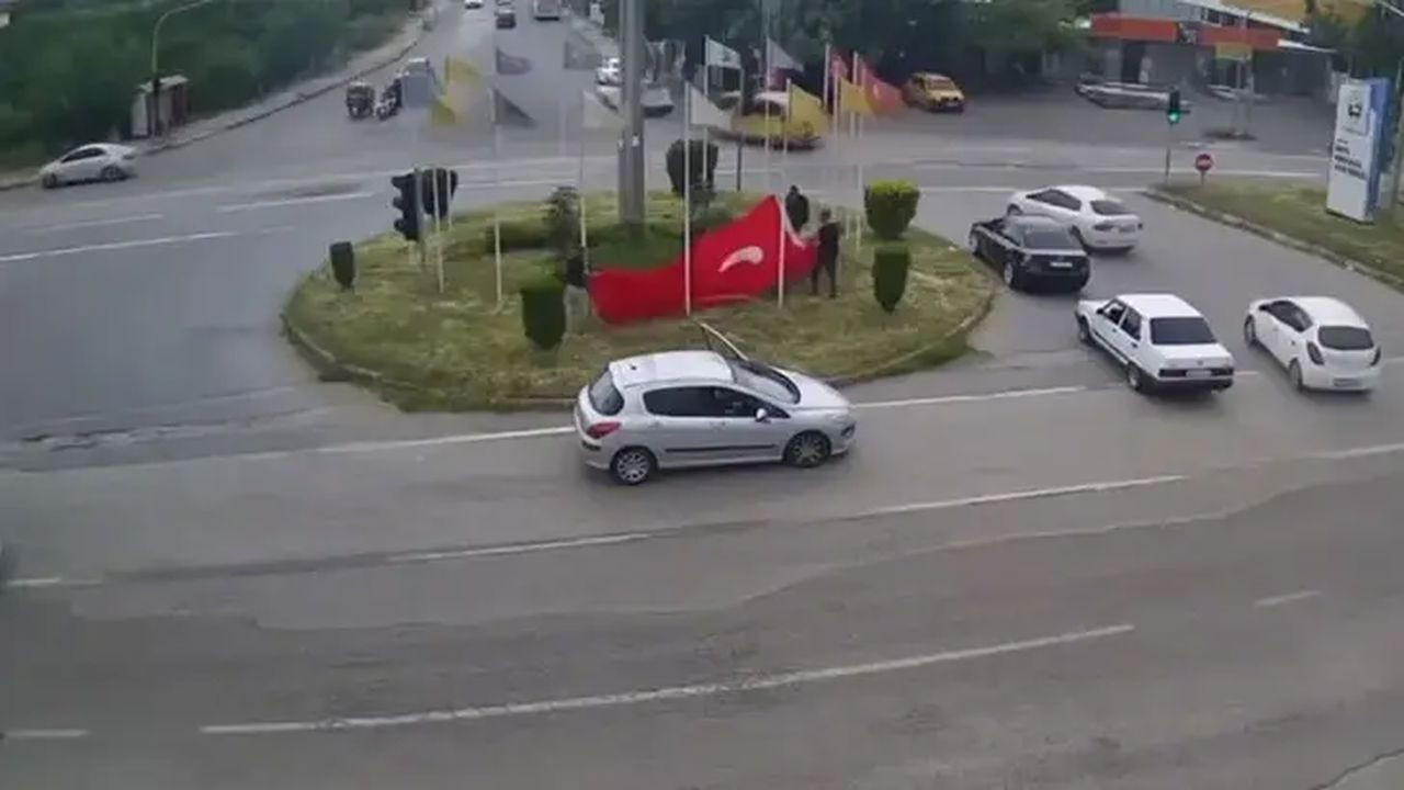 Rüzgarda ipi kopan Türk bayrağını vatandaşlar korudu