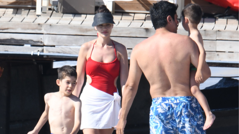 Burak Özçivit ve Fahriye Evcen oğullarıyla tatilde