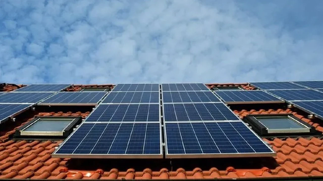 Güneş paneli kullananlar dikkat: Peş peşe yaşanan yangınlar sonrası kritik uyarı
