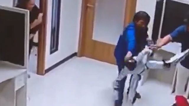 Dünya bu görüntüleri konuşuyor: 'Kung Fu' yapan insansı robot önüne geleni dövdü