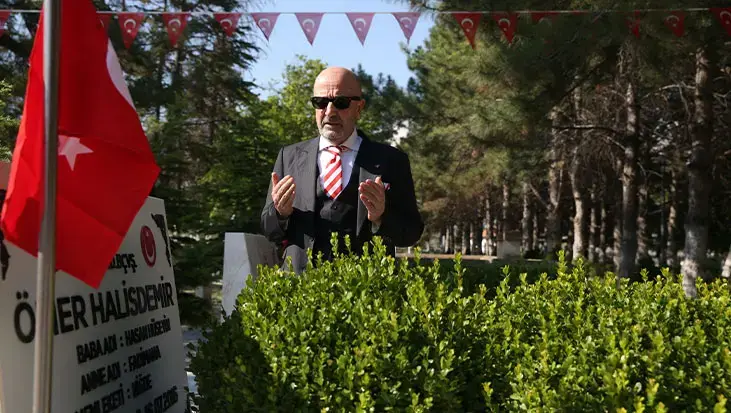 Emekli Korgeneral Zekai Aksakallı, şehit Ömer Halisdemir'in mezarını ziyaret etti