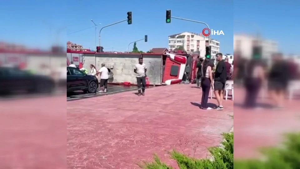 Silivri Yangınına Giden İtfaiye Aracı Büyükçekmece'de Devrildi