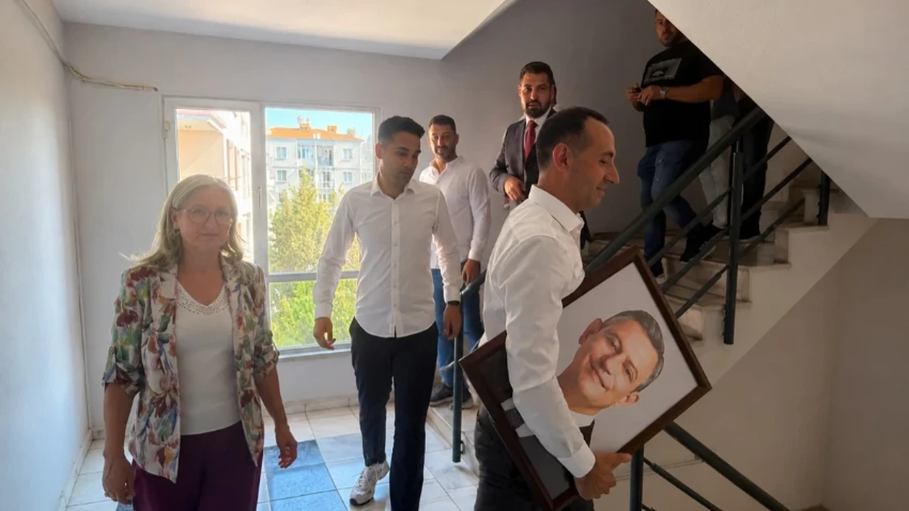 Özel'in portresini de alıp topluca istifa ettiler! CHP'nin kalesinde deprem!