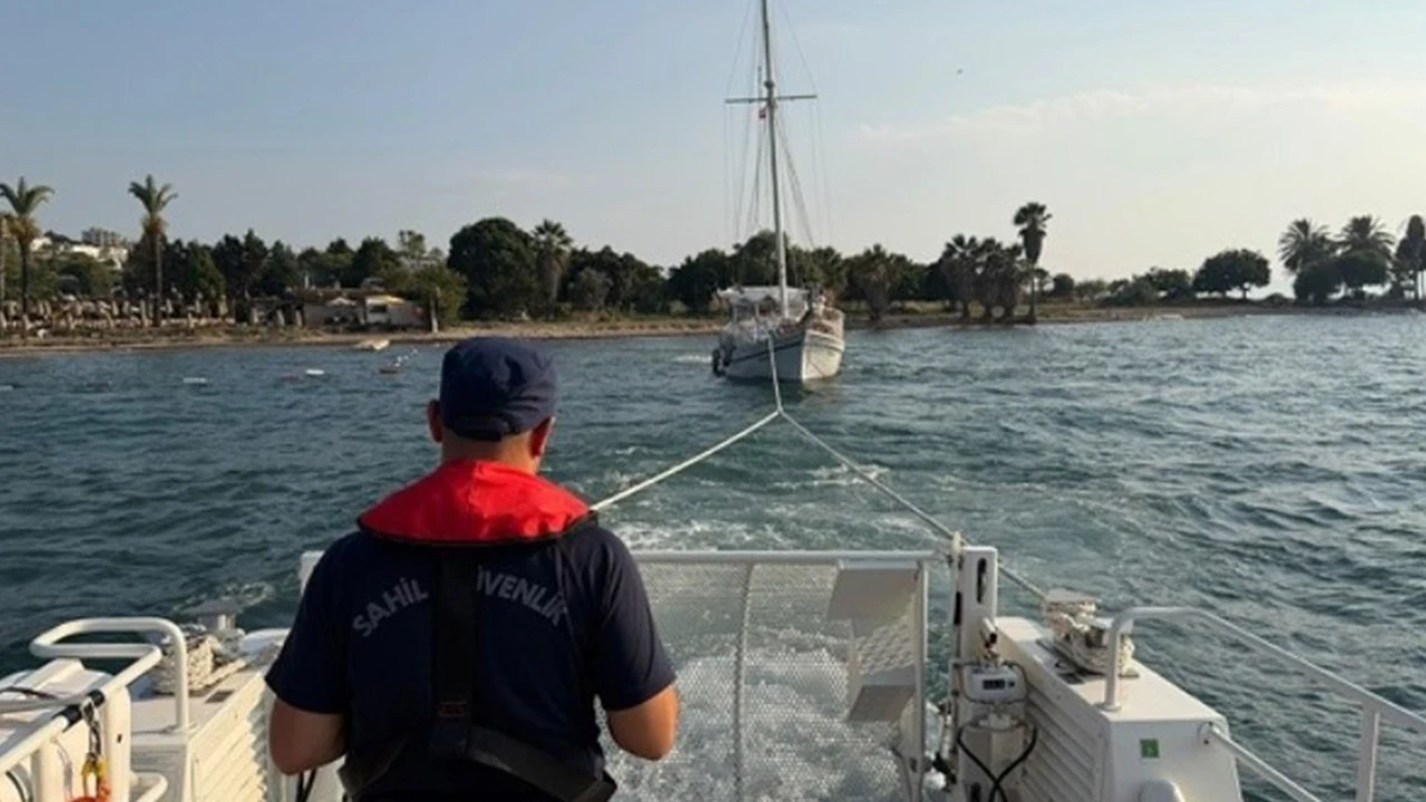 Kuşadası'nda gezi teknesi karaya oturdu