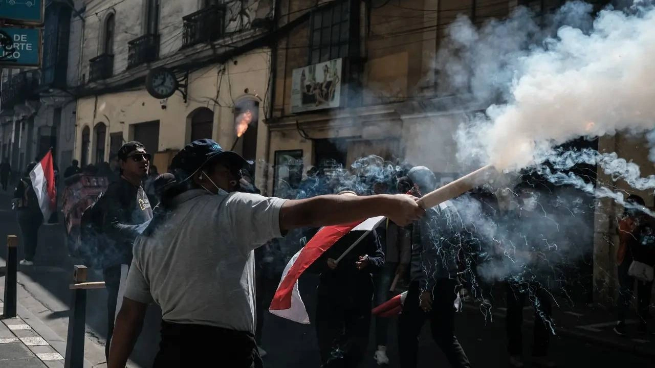 Ekonomik kriz sokakları yaktı: Bolivya’da yönetim OHAL ilan etti!