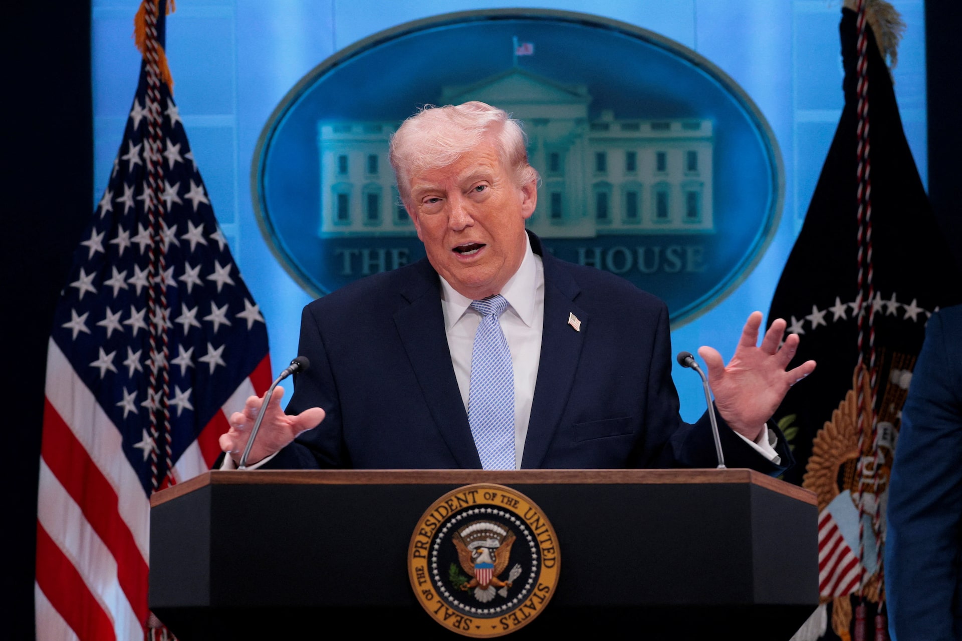 Trump, İran'ı ateşkesi ihlal etmekle suçladı