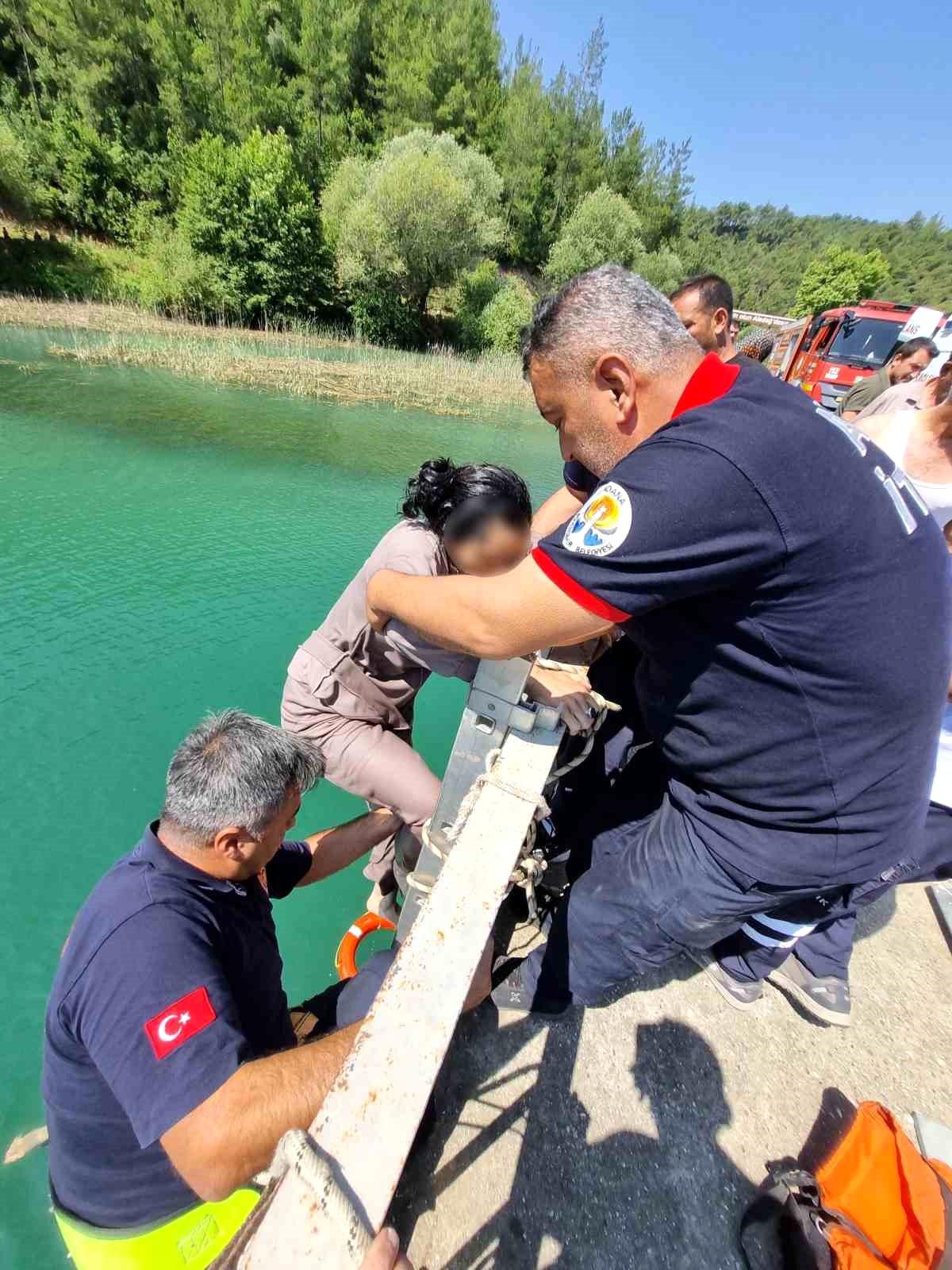 Adana'da köprüden düşen kadın itfaiye ekiplerince kurtarıldı