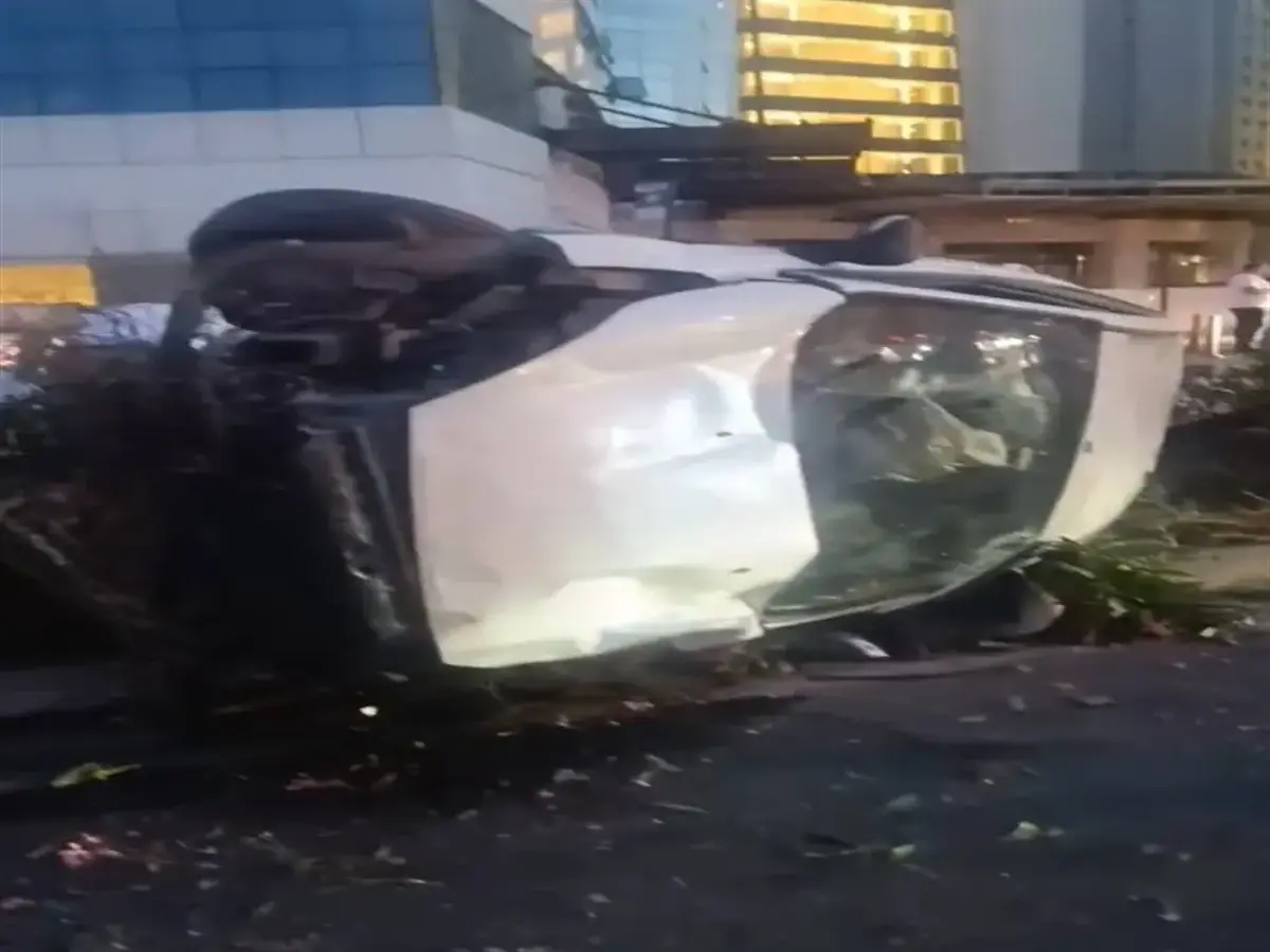 Bakırköy'de hakimiyetini kaybetti: 2 araca birden çarptı