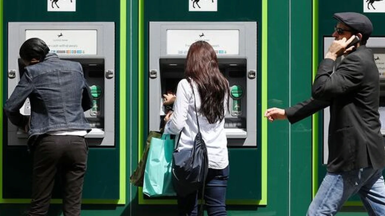 İki İngiliz dev banka 95 şubesini kapatıyor