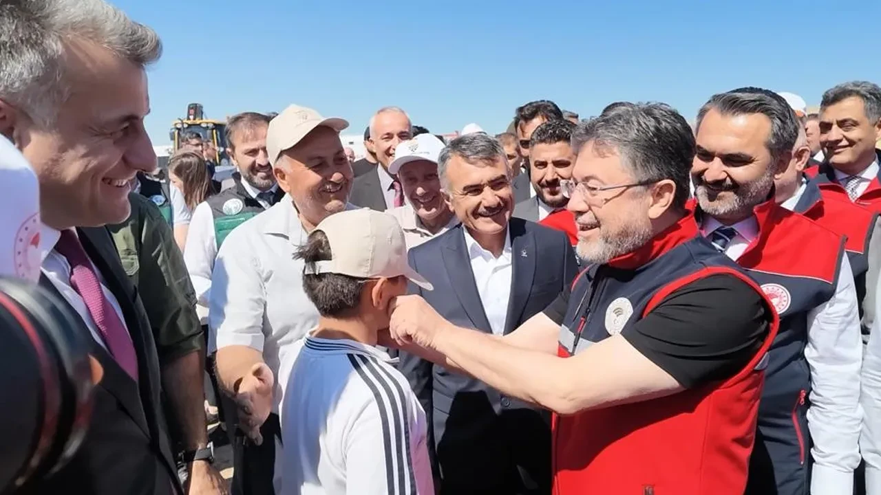 Bakan Yumaklı'dan elini öpmek isteyen çocuğa esprili cevap