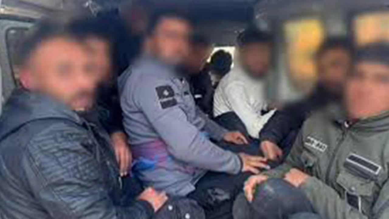 Hatay’da 15 kaçak göçmen yakalandı: 7 organizatör tutuklandı, 5 sürücüye 610 bin TL ceza