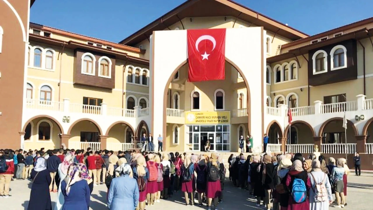 İmam hatip lisesi kız öğrencileri fotoğraflarını sansürledi!