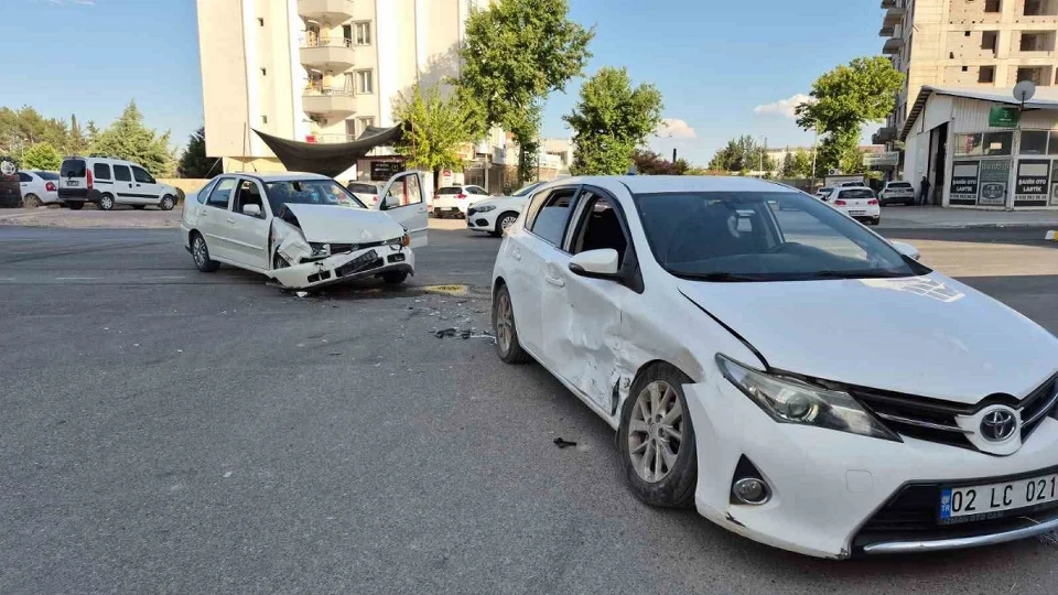 Adıyaman'da iki otomobil çarpıştı: Biri ağır üç kişi yaralandı