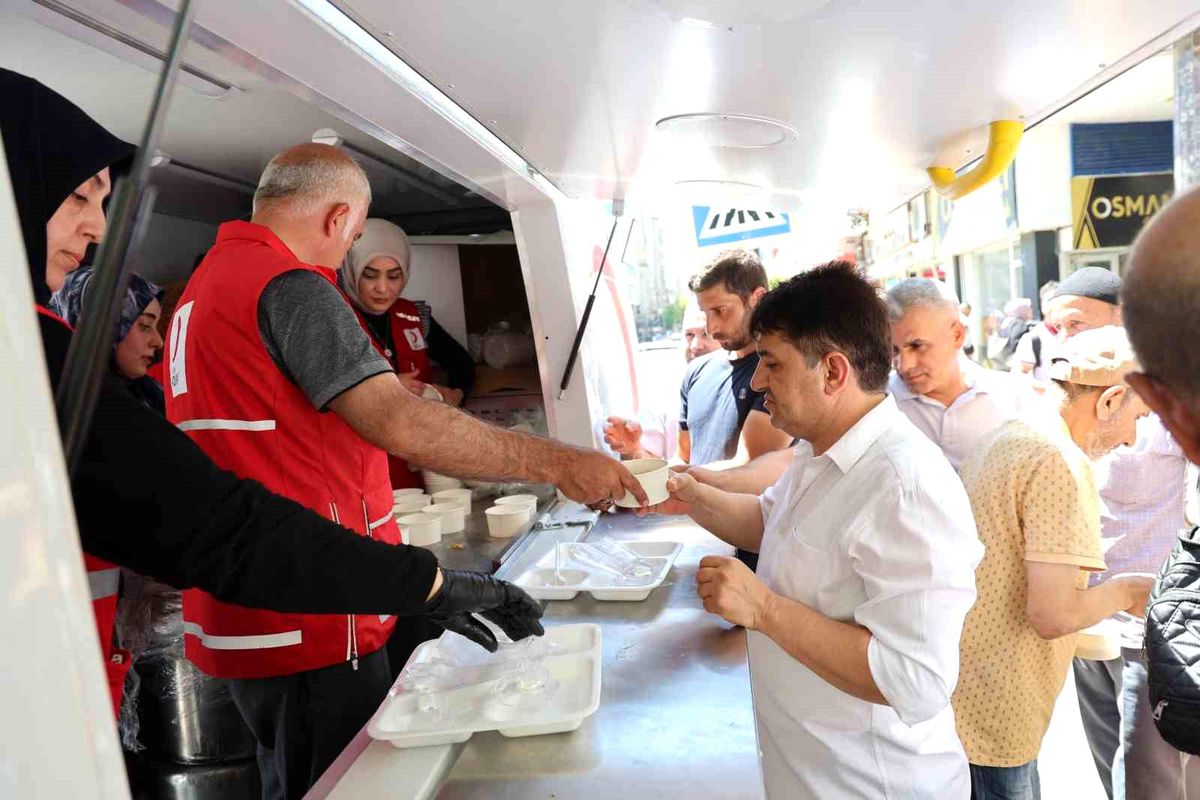 Elazığ'da vatandaşlara aşure ikramı