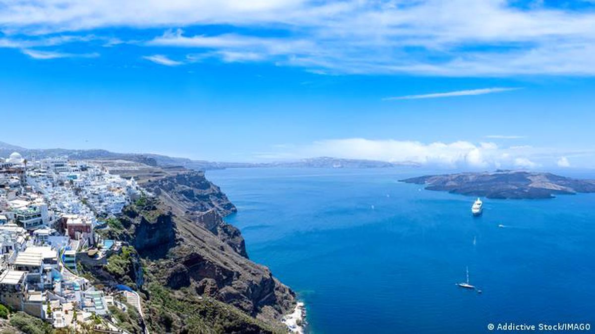 Turist akını ile baş edemeyen Santorini'de grev