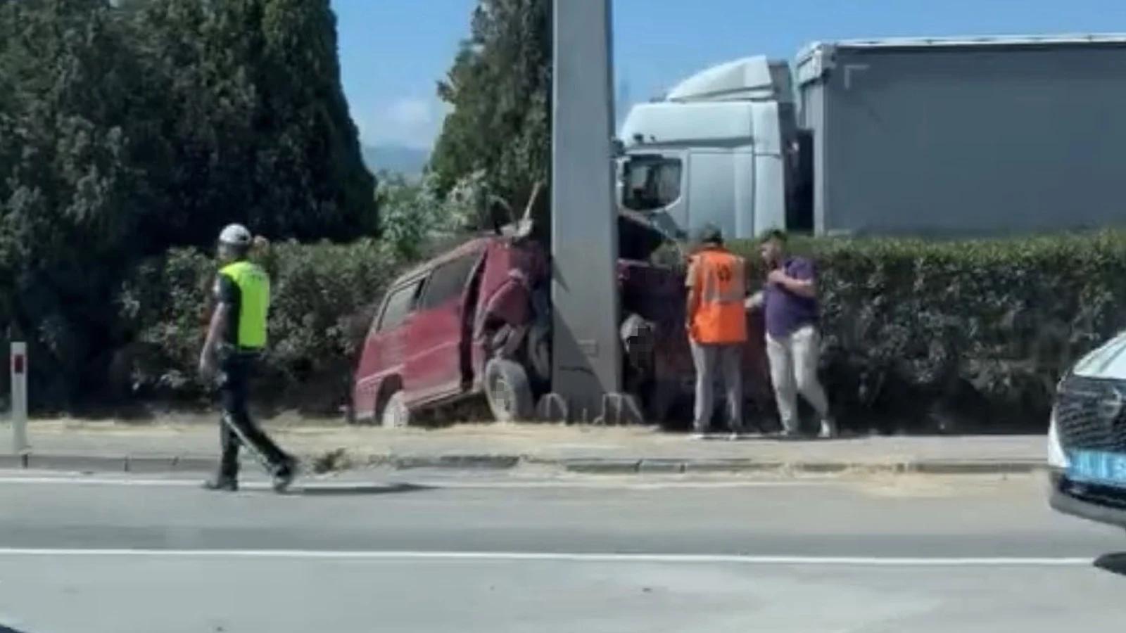 Kocaeli'nin panelvan yön tabelasına çarptı: 1 ölü, 2 yaralı