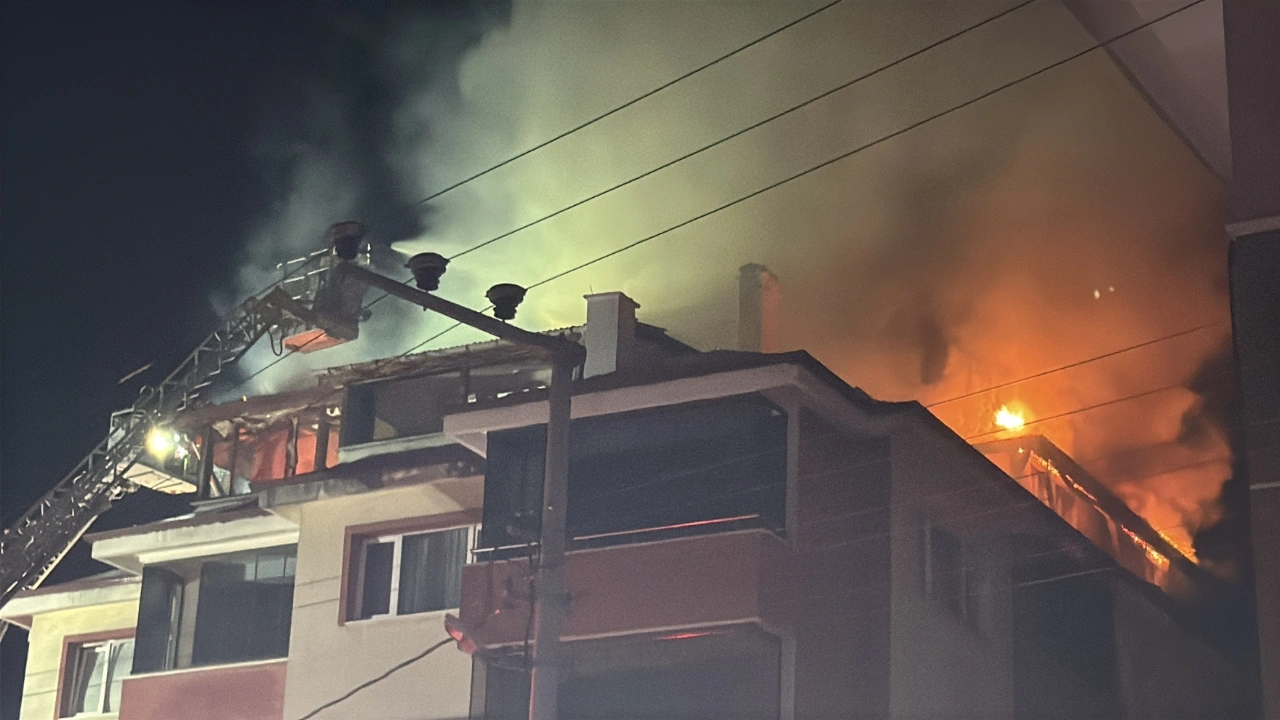 Bolu'da apartmanın çatı katında yangın: Büyük çapta hasar oluştu