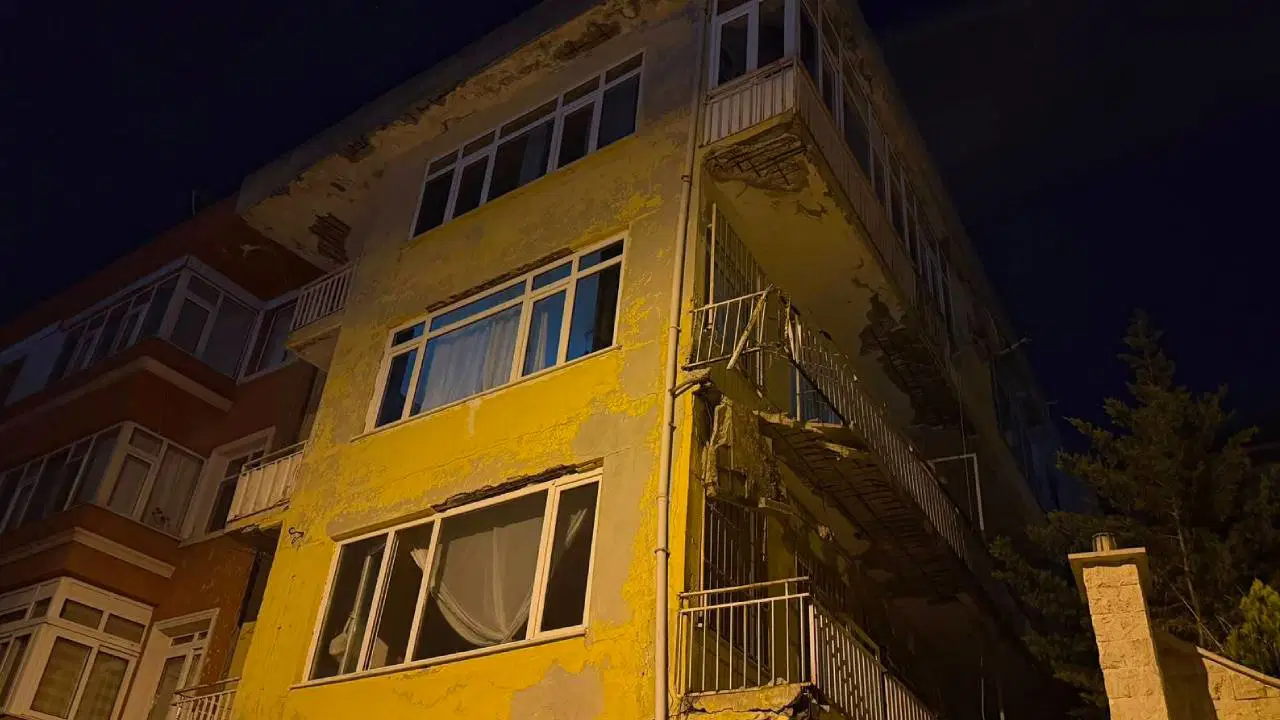 Üsküdar’da balkon çöktü: Bina tahliye edildi