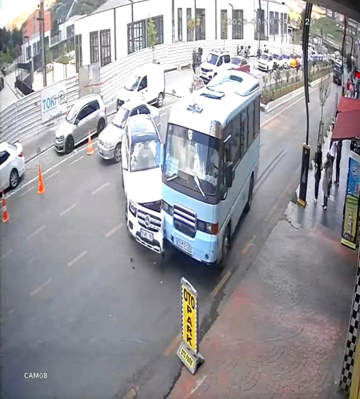 Cip ile yolcu minibüsünün çarpıştığı anlar kamerada