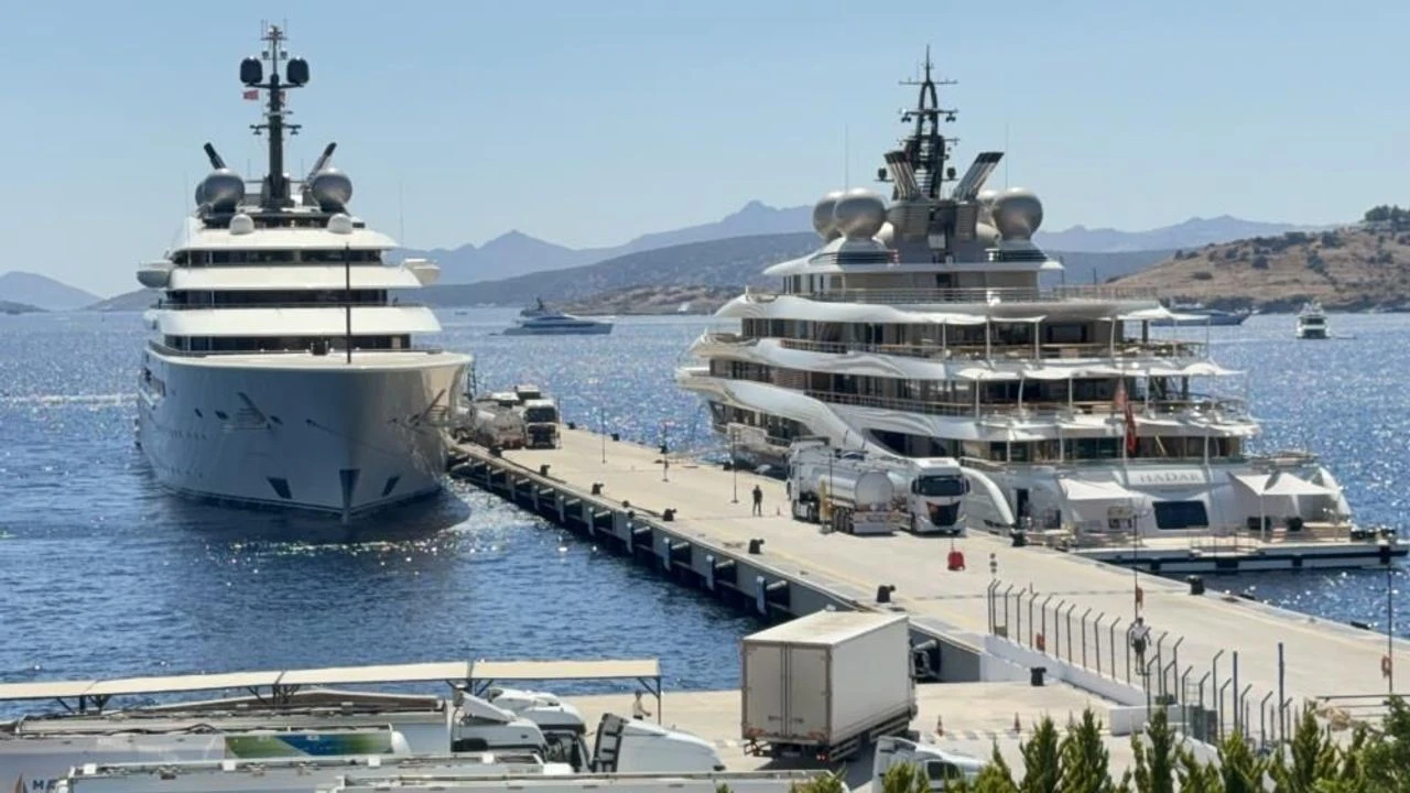 Bodrum’da süper yatlara yakıt ikmali: 21 tankerle 600 bin litre