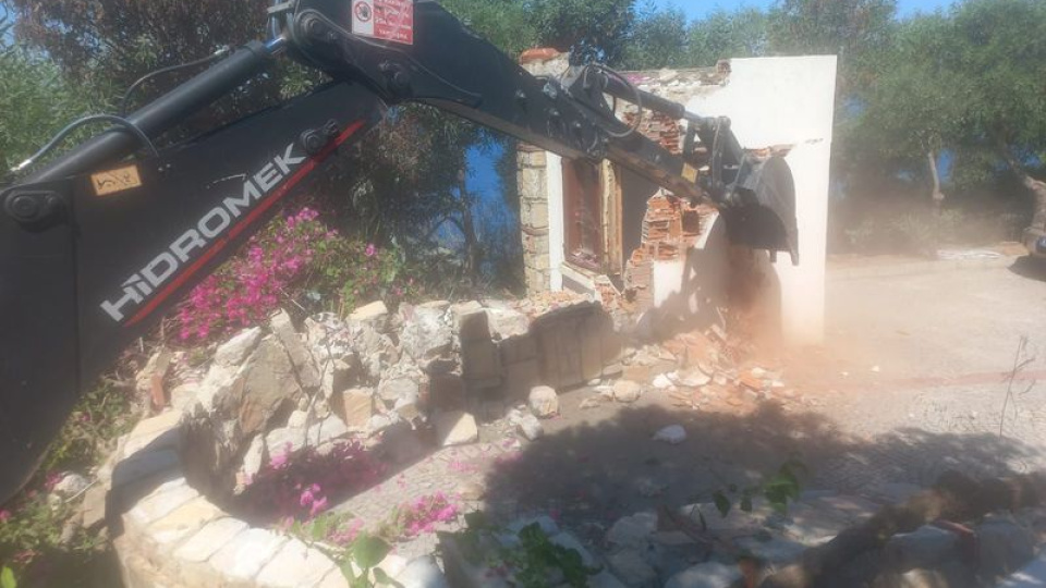 Bodrum'da sahile ulaşımı engelleyen kaçak yapılar yıkıldı